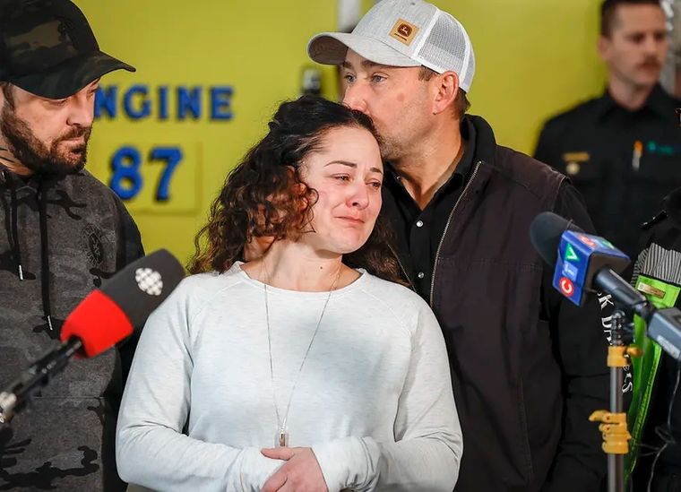 La paramédica es consolada por su marido y padre de la víctima Foto: Jeff McIntosh/The Canadian Press via AP