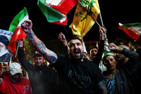 La gente en Teherán salió a las calles a celebrar el alto el fuego de dos semanas. La gente en Teherán salió a las calles a celebrar el alto el fuego de dos semanas.