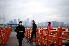 Peatones con mascarillas en Wuhan, China, el 29 de marzo de 2020.