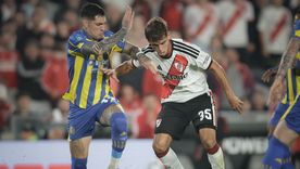 Joaquín Freitas (35), delantero de River, intenta cubrir el balón ante la presencia de Gastón Ávila, defensor de Central.&nbsp;