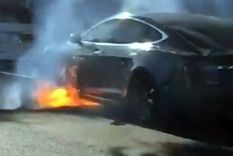 Un auto Tesla estalla envuelto en llamas en una congestionada avenida de Los Ángeles