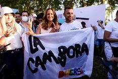 Victoria Tolosa Paz con militantes de La Cámpora. Foto: Twitter Victoria Tolosa Paz