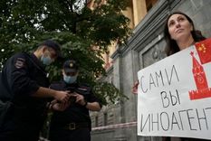 Una manifestante en agosto sostiene un cartel que dice agentes extranjeros ustedes. Foto: GETTY IMAGES