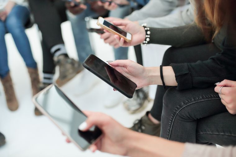 Los sentimientos de los jovenes respecto a la presencia de los políticos en redes no son buenos Foto: Shutterstock