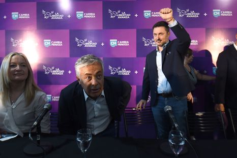 Luis Petri celebra el apoyo de la militancia. AlfredO Cornejo a su lado.&nbsp;