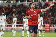 El delantero marcó un doblete que le dio la victoria al Rojo, más puntero que nunca en su grupo. Foto: FotoBaires El delantero marcó un doblete que le dio la victoria al Rojo, más puntero que nunca en su grupo. Foto: FotoBaires