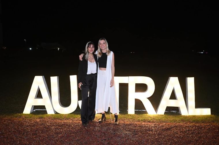 Delfina Lanusse (derecha) y Chantal Leclercq (izquierda) en su graduación de la Universidad Austral. Delfina Lanusse (derecha) y Chantal Leclercq (izquierda) en su graduación de la Universidad Austral.