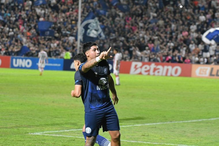 El Gordo Sequeira cambió penal por gol y la Lepra se puso en ventaja frente al Tatengue. Foto: Alfredo Ponce/MDZ