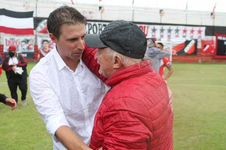 Luciano Theiler y Carlos Sperdutti se fundieron en un abrazo tras el ascenso Foto: Prensa Deportivo Maipú
