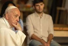 Al fondo, Juan Cuatrecasas durante la conversación con el papa Francisco que quedó retratada en el documental Amén: Francisco responde. Foto: Cortesía Juan Cuatrecasas
