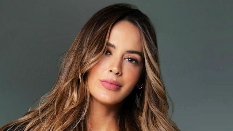 Desde las escaleras, la exesposa de Marc Anthony presume su belleza con un vestido pegado al cuerpo Shannon de Lima Foto: Archivo