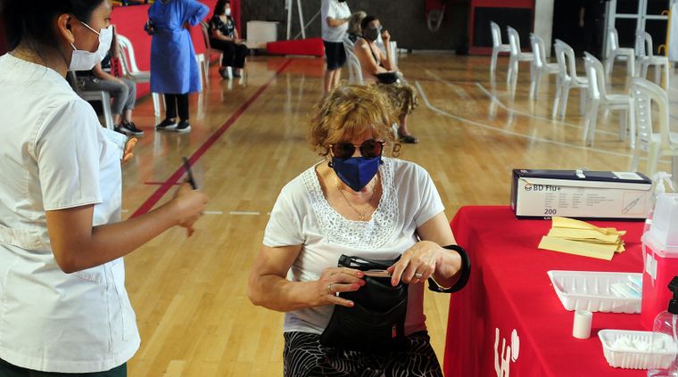 Los destinatarios son mayores de 50 años y personas con comorbilidades que hayan completado su esquema de vacunación con Sinopharm Foto: ALF PONCE MERCADO / MDZ