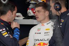 Max dialoga con integrantes de su equipo en Japón. Foto: EFE