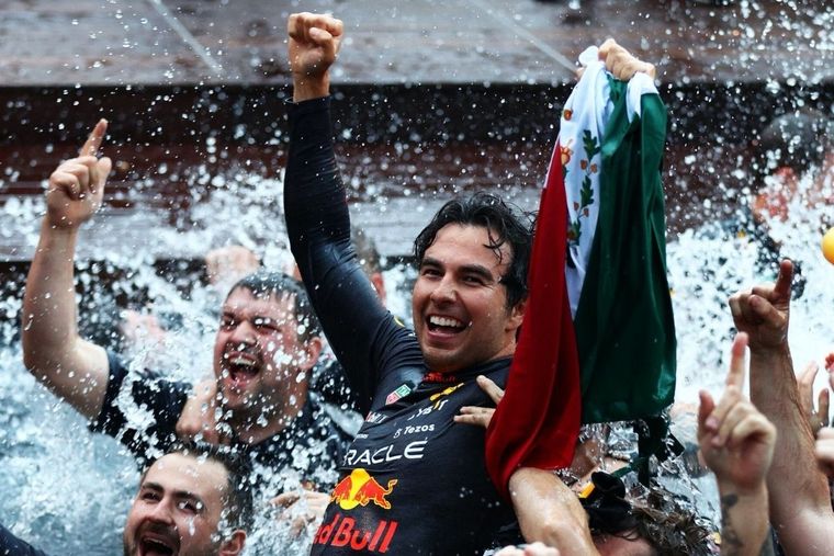 Red Bull confirmó que Checo Pérez seguirá en el equipo hasta 2024.