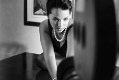 la ex de luis fonsi con un vestido que no le cubrio nada