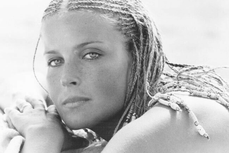 BO DEREK ES LA ESTRELLA DE 10, LA MUJER PERFECTA. LA ACTRIZ TIENE 65 AÑOS Y NUNCA SE SOMETIÓ A UNA CIRUGÍA ESTÉTICA.