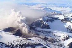 Las cenizas del volcán Planchón Peteroa alcanzaron los 250 metros sobre el nivel del cráter. Las cenizas del volcán Planchón Peteroa alcanzaron los 250 metros sobre el nivel del cráter.