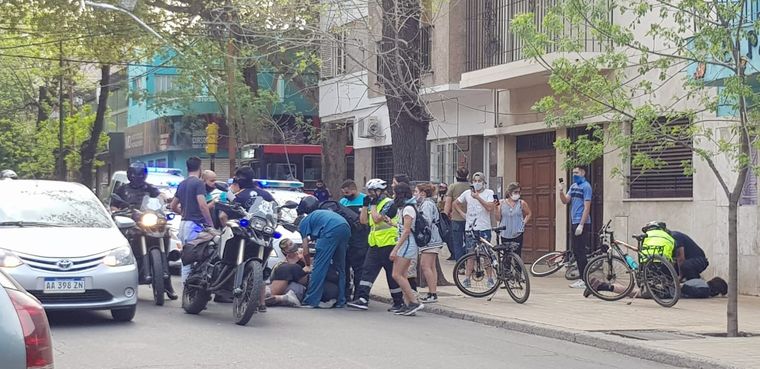 Batahola La gresca involucró a decenas de personas.