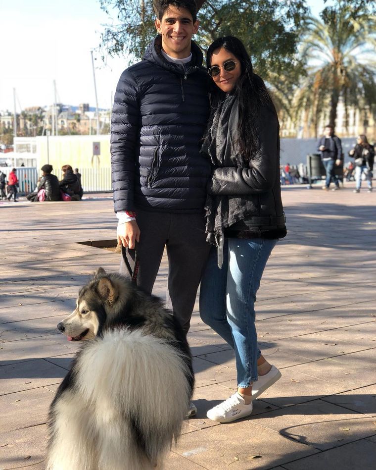 Bono con su perro Ariel, en honor a Ariel Ortega Bono con su perro Ariel, en honor a Ariel Ortega