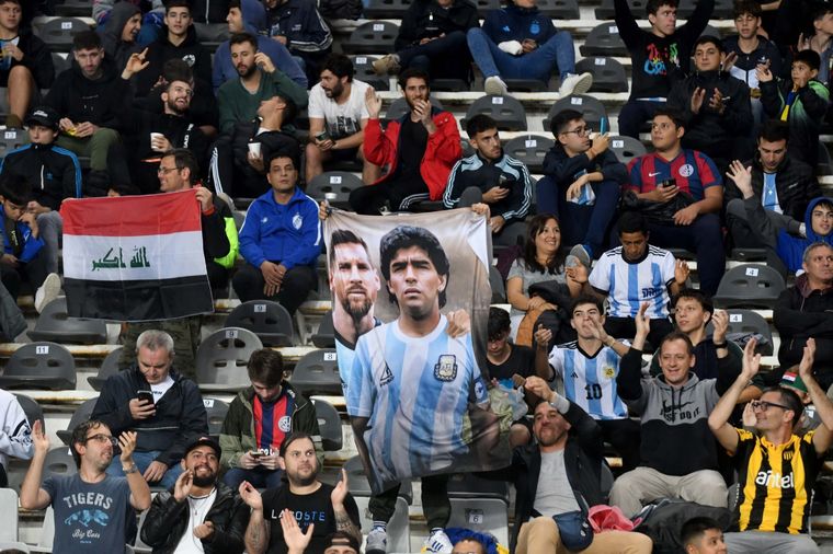 Los fanáticos cantaron en medio del partido. Foto: Télam