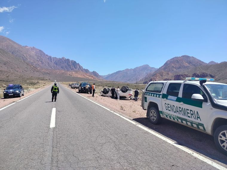 El vehículo chileno quedó completamente volcado en el kilómetro 1124 de la ruta 7. Foto: Gendarmería Nacional