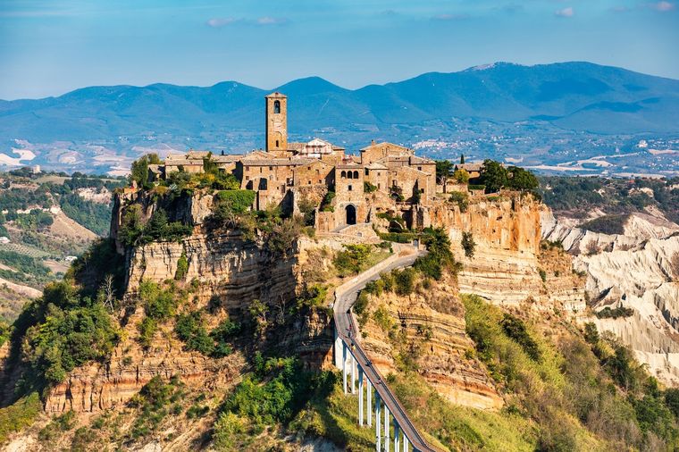 Civita di Bagnoregio enfrenta una constante amenaza de desaparición debido a la erosión que, poco a poco, va reduciendo el tamaño de su base Foto: Shutterstock