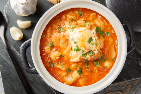 Antiguamente, la receta se preparaba solo con agua y ajo cuando no había caldo. Antiguamente, la receta se preparaba solo con agua y ajo cuando no había caldo.