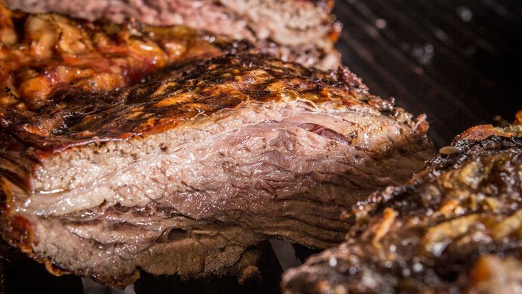 Este corte de asado puede cocinarse lentamente en un horno a gas y ofrece una alternativa para quienes no tienen parrilla o espacio al aire libre.