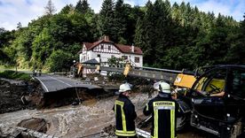 Bomberos salieron al rescate y a reparar los daños por las inundaciones en Schuld, Alemania. Foto: EPA