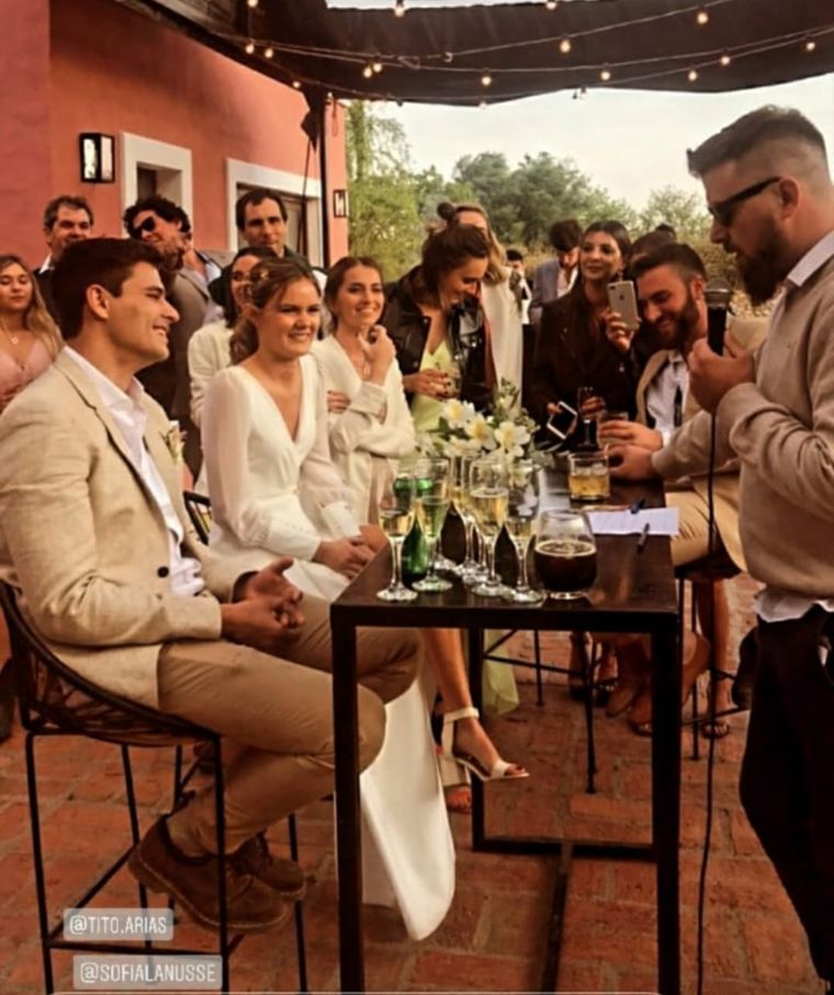 Una pareja se casó como si nada en Salta y tuvo festejo hasta con el cura