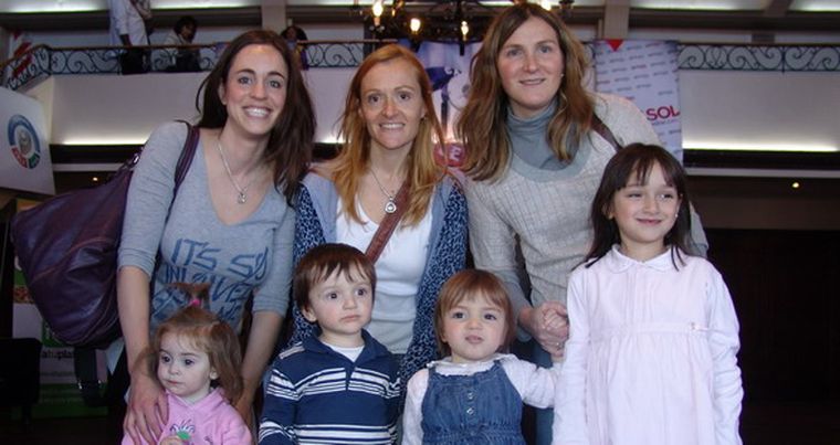 María Molesini y las hermanas Laura y Luciana Paganotto llevaron a sus hijos al teatro: Lucía, Mateo, María y Delfina. Foto: MDZ