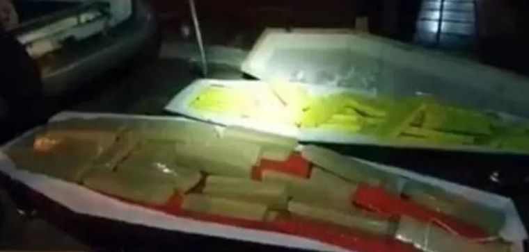La marihuana oculta en el interior de los ataúdes