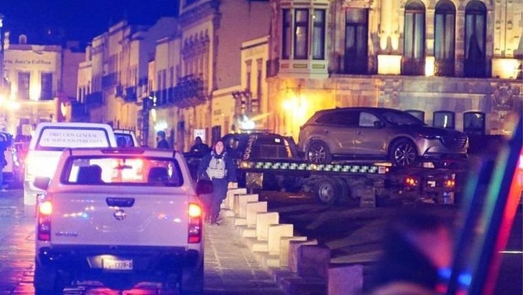 La policía en Zacatecas tomó el control de la zona frente al Palacio de Gobierno, donde se encontró el Mazada gris con los cuerpos adentro. Foto: REUTERS