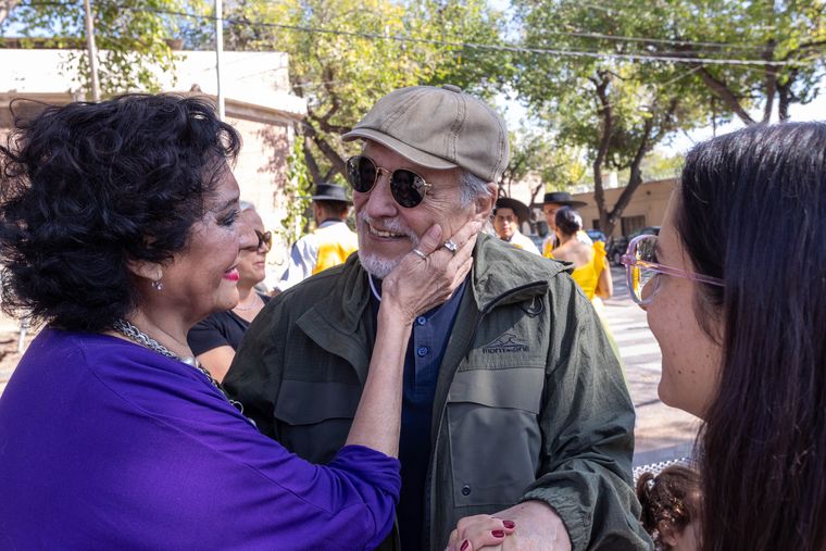 Pocho Sosa junto a personas que le entregaron su cariño. Pocho Sosa junto a personas que le entregaron su cariño.