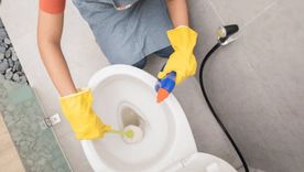 Un gran truco de limpieza para eliminar el sarro del inodoro. Foto: Archivo Un gran truco de limpieza para eliminar el sarro del inodoro. Foto: Archivo