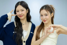 Pansa "Milk" Vosbein (izq.) y Pattranite "Love" Limpatiyakorn interpretaron la primera pareja GL de GMMT, Ink y Pa, en los papeles de reparto en la serie de Amor de chicos Bad Buddy, antes de protagonizar su propia serie. Pansa "Milk" Vosbein (izq.) y Pattranite "Love" Limpatiyakorn interpretaron la primera pareja GL de GMMT, Ink y Pa, en los papeles de reparto en la serie de Amor de chicos Bad Buddy, antes de protagonizar su propia serie.