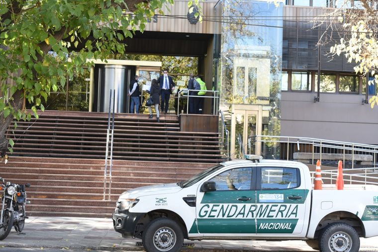Una de las postales de la semana: el allanamiento de la oficina del juez federal Bento Foto: Alf Ponce