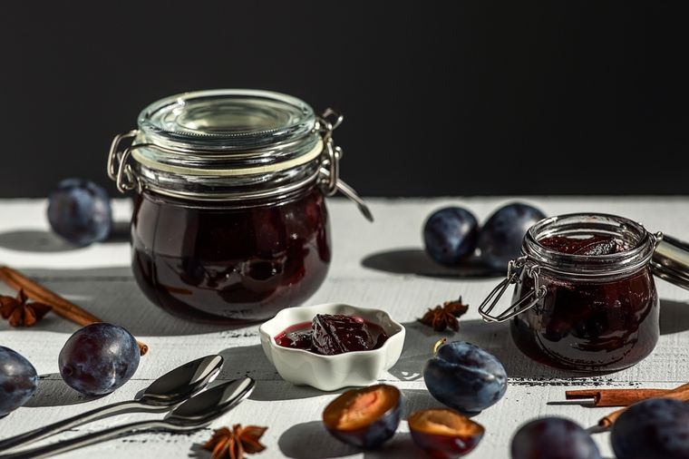 Las ciruelas se han usado desde la antigüedad en conservas, y ya en las recetas de la Edad Media se combinaban con especias como la canela para prolongar su duración. Las ciruelas se han usado desde la antigüedad en conservas, y ya en las recetas de la Edad Media se combinaban con especias como la canela para prolongar su duración.