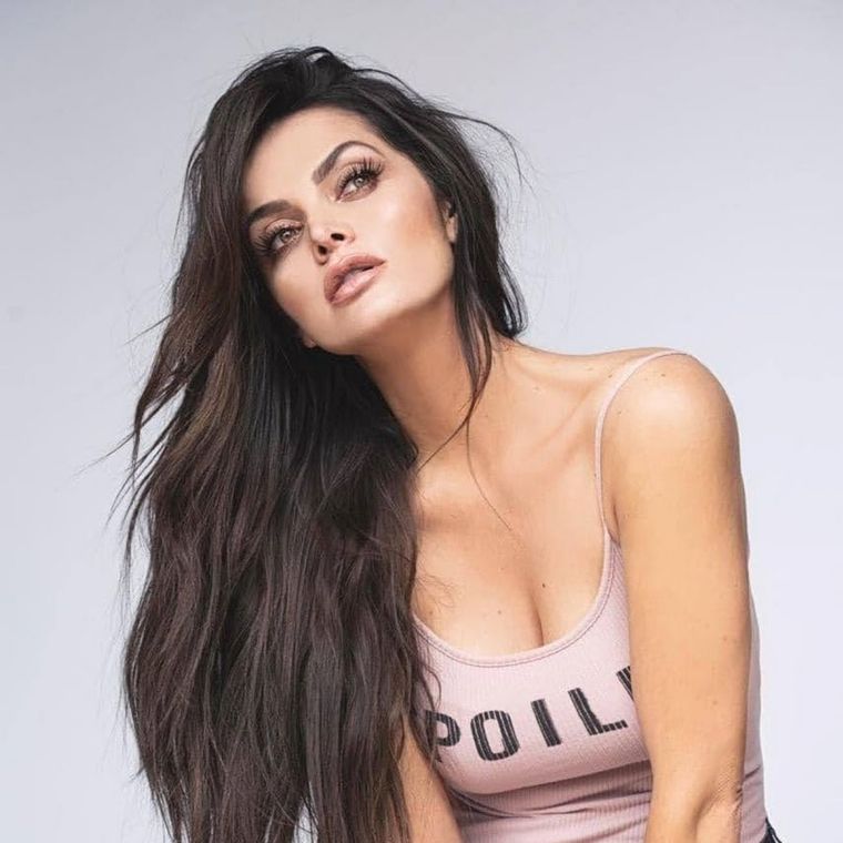 Marisol González cautivó con un sofisticado traje de baño negro.