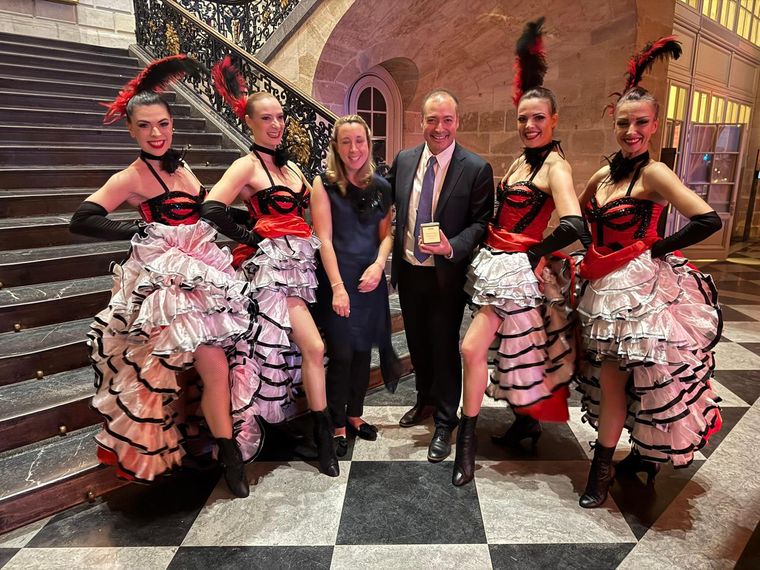 Los ganadores de Doña Paula felices, posan con las bailarinas de Can Can Los ganadores de Doña Paula felices, posan con las bailarinas de Can Can