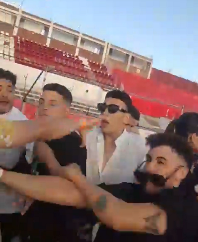 Festejo a las trompadas Foto: Captura Video