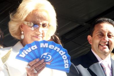 MDZol | A Mirtha la golpearon con una manzana y abandonó el palco. Foto: MDZ