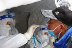 China ha mantenido su estrategia de cero-covid con pruebas masivas, mientras otros países se enfrentan a la convivencia con el virus. Foto: GETTY IMAGES