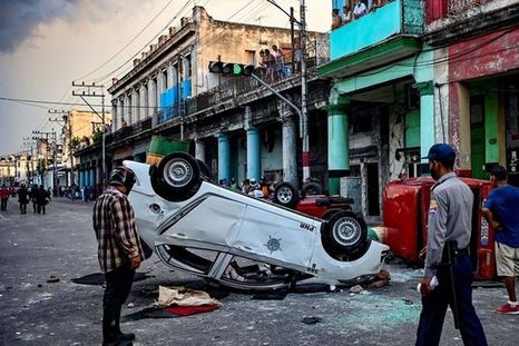 Algunos manifestantes en Cuba arremetieron contra vehículos policiales y tiendas estatales. Foto: GETTY IMAGES