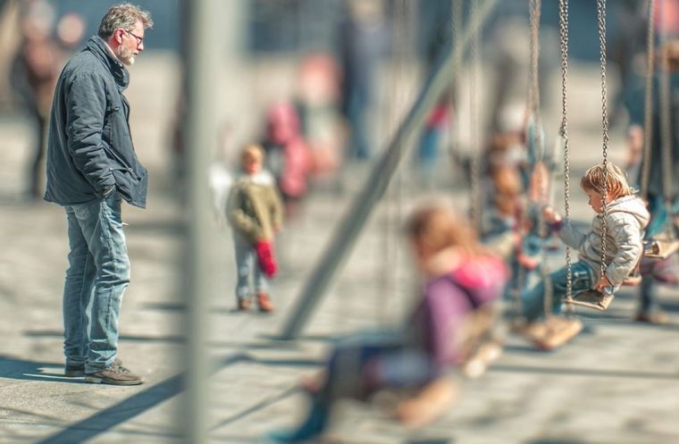 El amor paternal pone a nuestros intereses a un costado. Imagen IA Midjourney El amor paternal pone a nuestros intereses a un costado. Imagen IA Midjourney