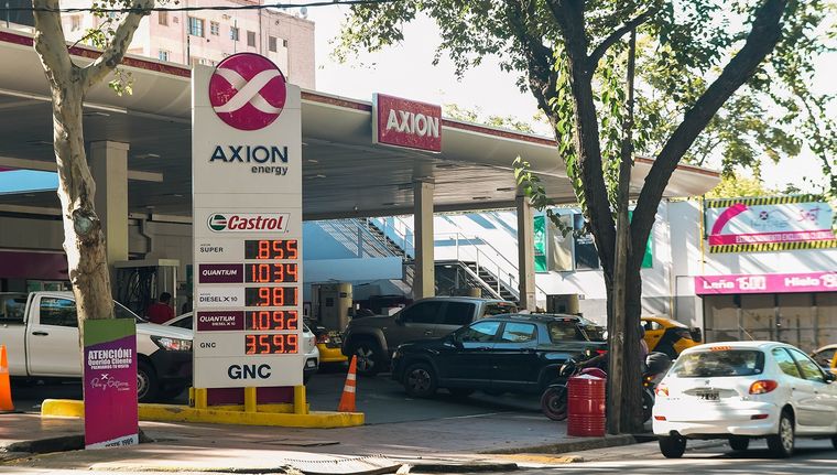 Tras un nuevo aumento en los surtidores, los automovilistas buscan cargar luego de evaluar los descuentos que ofrece cada marca. Foto: Santiago Tagua/MDZ