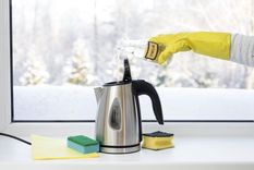 Periódicamente debemos limpiar el hervidor eléctrico para evitar que la cal lo termine estropeando. Foto: Fuente: Shutterstock