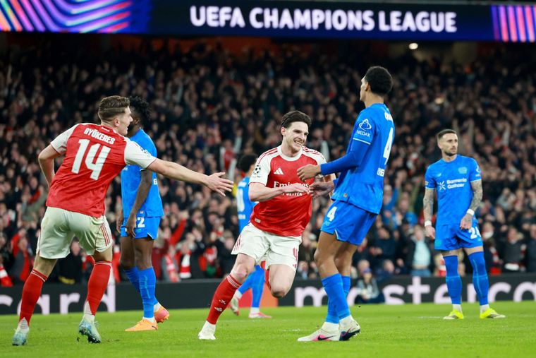 Arsenal mantiene el manto de candidato y se impuso sobre Bayer Leverkusen. Arsenal mantiene el manto de candidato y se impuso sobre Bayer Leverkusen.