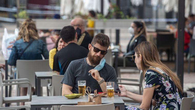 Clientes en el patio de un bar de la plaza Mayor, en Madrid, España, el 26 de mayo de 2020.