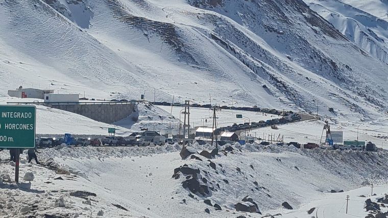 Se registran largas filas para cruzar al país Foto: Foto: redes sociales